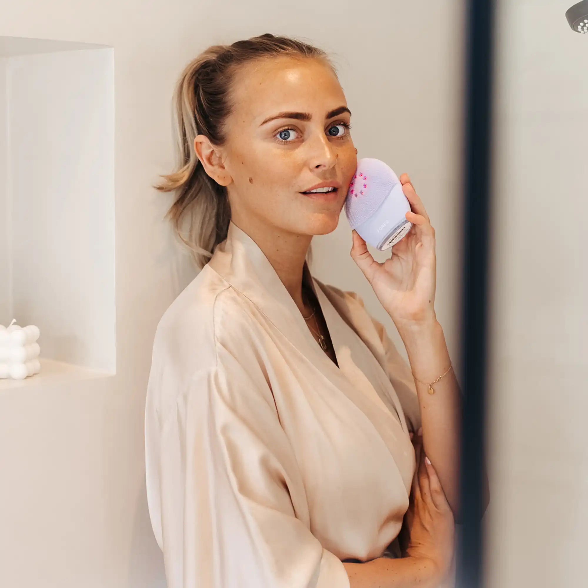 LUNA 4 plus – Cleansing & Microcurrent Device